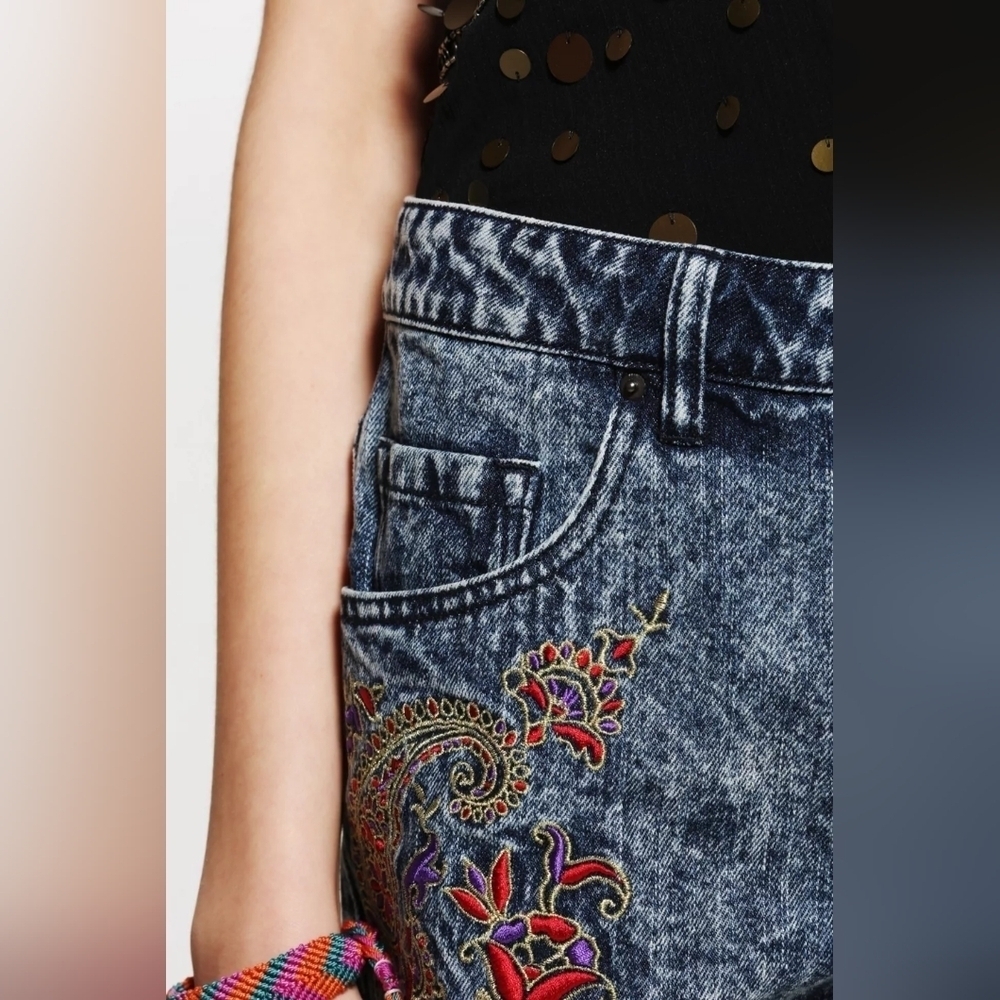 BDG Freja Embellished Mid-Rise Denim Cutoff Short, Color Bandana Wash Size 27 - Picture 2 of 16